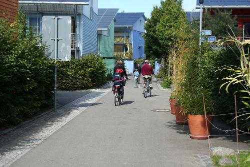 5 Accessibilité - 7 Transport - Des ruelles parfaitement adaptées aux déplacements actifs à Vauban + Des ruelles utiles pour les différents modes